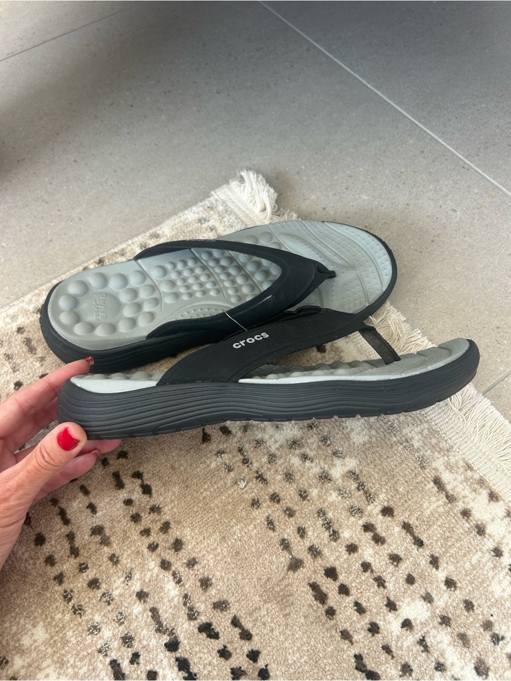 CROCS Women’s/Unisex Black and Light Gray Flip Sandals❤️8 - Picture 4 of 9